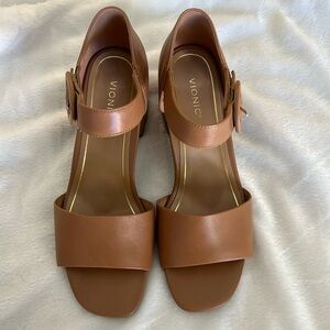 VIONIC women's chardonnay hook and loop pump sandal in camel leather